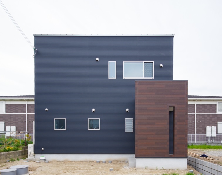 黒色×外壁の家