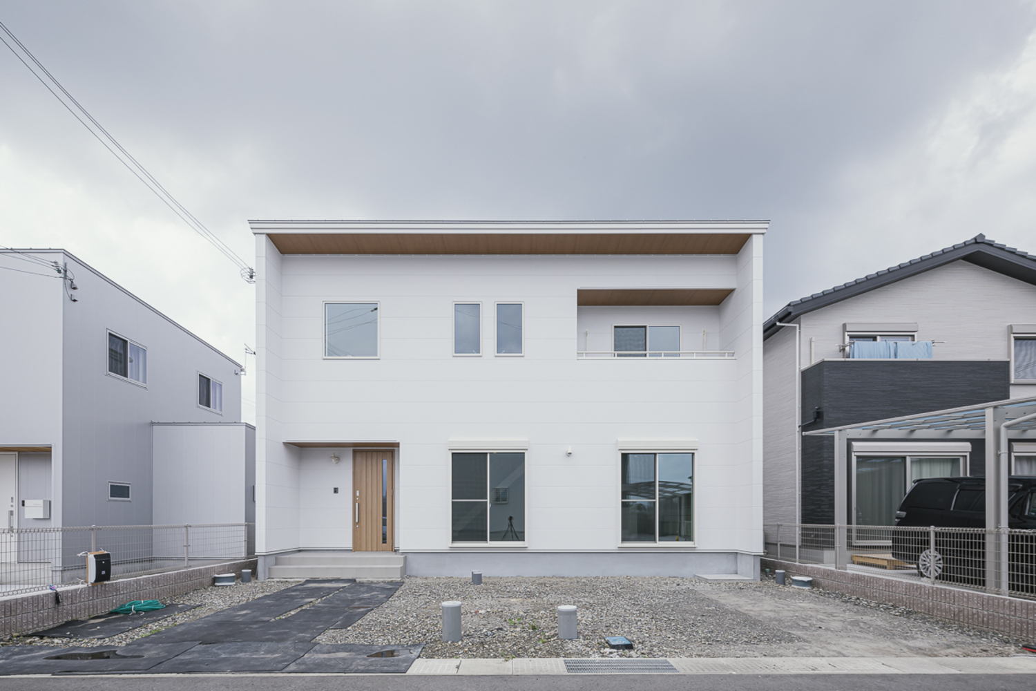 白× 木目調のナチュラルデザインの家