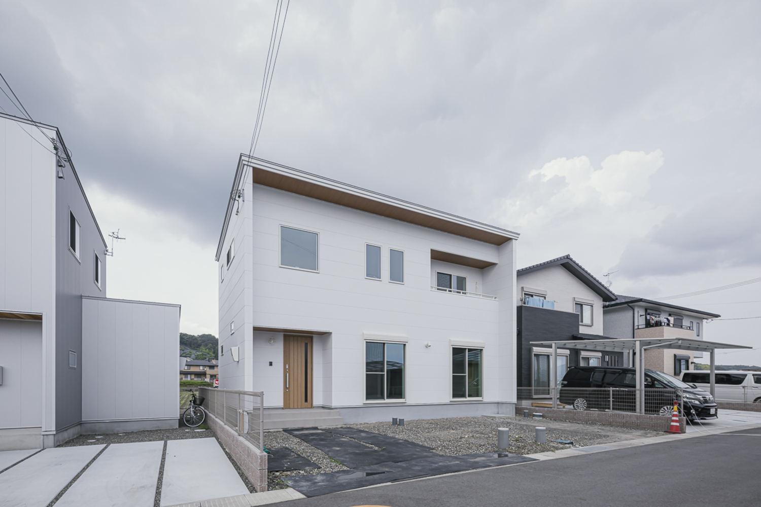 白× 木目調のナチュラルデザインの家