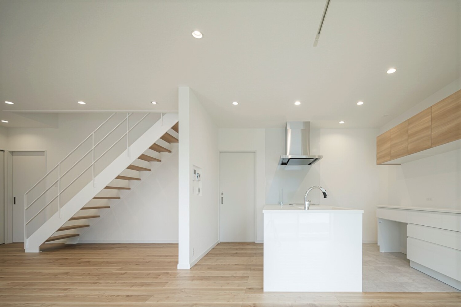 白✖木目調のナチュラルデザインの家